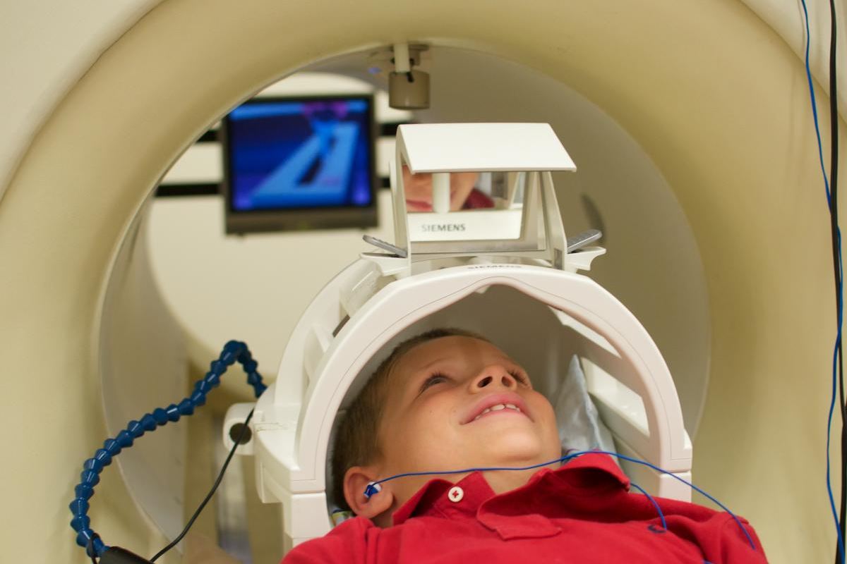 Мозг ребенка видео. Кт головного мозга у детей. Кт головы ребенку. Мрт головы ребенку. Компьютерная томография головного мозга для детей.