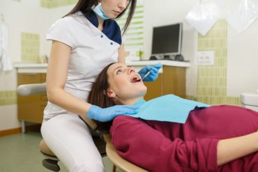 Можно ли беременным лечить зубы с анестезией?